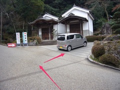 坂の上の無料駐車場への順路(2)の写真。駐車場の看板に従い神輿庫の前を右折し坂道を上っていきます
