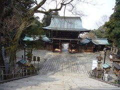 桜門の写真。神門への石段の上から見た桜門です