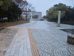 美術館建物から正門（南側）への通路の写真。通路と点字ブロックが繋がっています