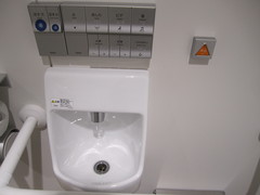 点字付きの操作ボタンの写真。温水便座の操作ボタンや非常呼出ボタンに点字表記がされています。