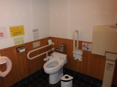トイレも各所にありの写真。パーク内の多目的トイレ内部です