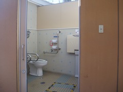 トイレも各所にありの写真。ベビーベッドもあります