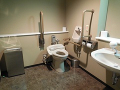 多目的トイレの写真。展示の途中にあるトイレ、広くて使いやすいです。
