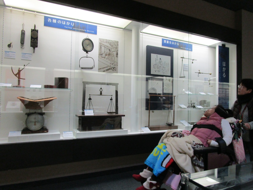 くすりに関連した様々な資料や写真などが見やすく展示されていますの写真