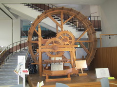 人車製薬機の写真。本館ロビーの巨大な人車製薬機。