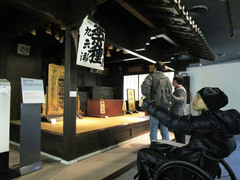 明治時代の薬屋さんの写真。薬袋を吊り下げるのが薬屋のシンボルで、当時を再現。