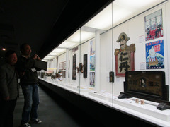 「くすりを商う」のコーナーの写真。薬屋の看板や広告が展示されています。