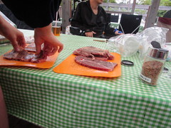 手ぶらでバーベキューの写真。食材、調味料、調理器具などバーベキューに必要なものは、予約すれば全て揃えてくれます