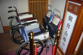 貸出用車いすの写真。フロント横の朝食会場入口に貸出用車いすが常備されています。