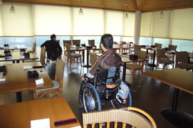レストラン　KAIKI亭の写真。食事場所は、ゆったりとしたテーブル配置で、車いすでも利用しやすい高さです。