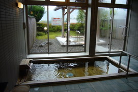 内湯と露天風呂の写真。男湯、女湯それぞれに内湯と露天風呂があります。