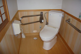 貸切風呂のトイレの写真。トイレは広く、手すりもついています。