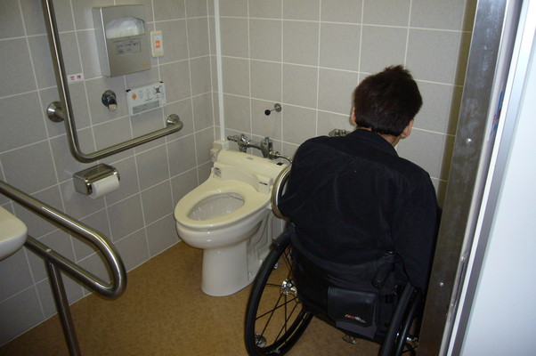 車いすトイレの内部写真