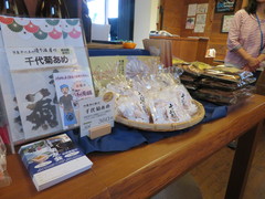 体験棟１階　お土産コーナーの写真。羽島市を代表する名産品を販売しています