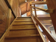 体験棟　２階への階段の写真。古い蔵を曳家で移築・改装し、２階で木綿織物「美濃縞」を紹介