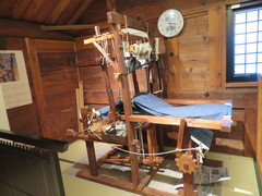 江戸時代からの手紡ぎの木綿織物「美濃縞」の写真。美濃縞織りの体験も行うことができます