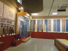 企画展示室の写真。1階奥のスペースでは、羽島市に江戸時代から伝わる木綿織物「美濃縞」の展示が行われていました。