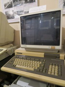 初期のパソコンの写真。一般に普及する前の国産のパソコン