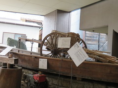 館外の写真。大八車や船、廃線になった鉄道のレールなども展示されています