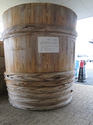 館外にある高さ2メートルの桶の写真。近くにあった醸造所で使われていた醤油を作るための樽です
