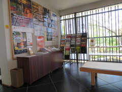入口の左手のロビーの写真。美術館・歴史博物館のイベント案内ポスターや観光パンフレットも置かれています