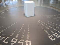 図書館内を案内する立体マップの写真。床には探したい本のカテゴリや施設案内が放射線状に描かれています