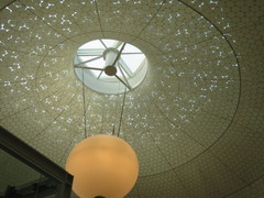 森の中をイメージさせる天井の写真。グローブの丸い穴と周辺から溢れる光が森の木漏れ日のようです