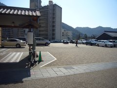 駐車場の写真。川原町通りを挟んだ向かいに150台停められる舗装された駐車場があります