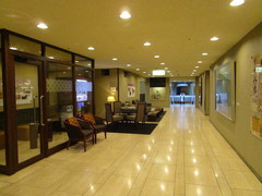 2階のホール前のロビーの写真。休憩スペースや喫煙所があります