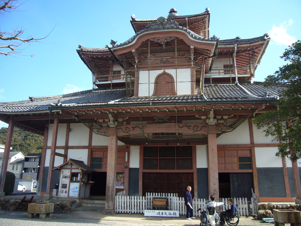 中国様式を漂わせる大仏殿の写真