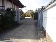 正法寺の正門の写真。正法寺前の道路から境内へ続く石畳の通路があります