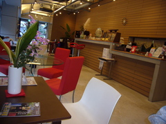店内の写真。木目の落ち着いた雰囲気のカフェ