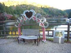 恋人の聖地フォトスポットの写真。特別仕様のベンチに座り湖をバックに想い出の一枚