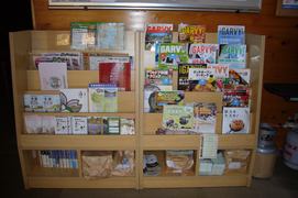 雑誌・書籍コーナーの写真。センター棟内、アウトドア関連の雑誌や書籍が置かれています