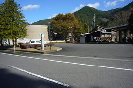 駐車場の写真。県道255号線沿いにあります(樽見鉄道 水鳥駅手前)