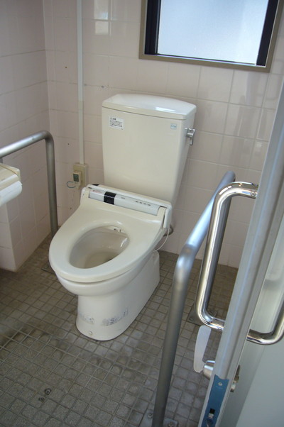 車いすトイレの内部写真