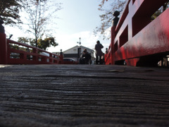 水門川にかかる赤色の橋の写真。少し傾斜していますが路面は滑らないようになっています。