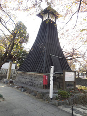 住吉灯台（県指定文化財）の写真。一帯は船町公園になっています。