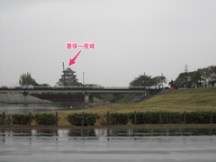 犀川さくら公園駐車場からの写真。遠くに眺める墨俣一夜城は幻想的です