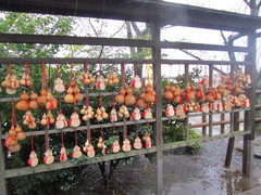 出世ひょうたんの写真。入口前には、願掛け用の「出世ひょうたん」があります