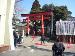 平和祈念館前の鳥居の写真。車いすは、階段のない平和祈念館前の鳥居から神社の境内に入れます