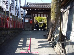 神社の裏門の写真。門を出ると急に坂道があり東側に出られます