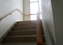 手すりのある階段の写真。フロント前に両側に手すりの付いた階段もあります