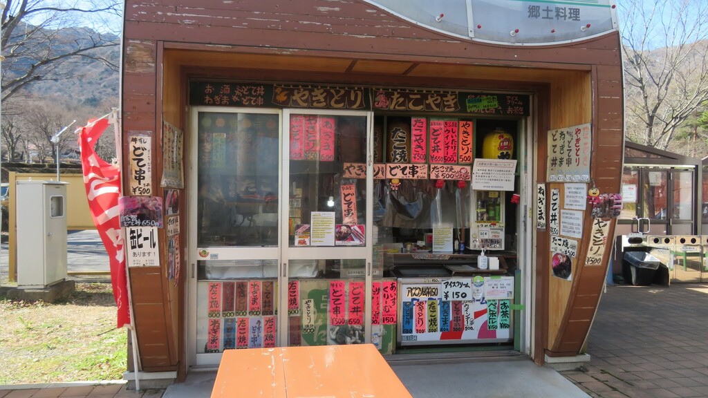 屋台を感じさせる雰囲気のお店が立ち並び、岐阜県の特産品や名物が目白押しの写真