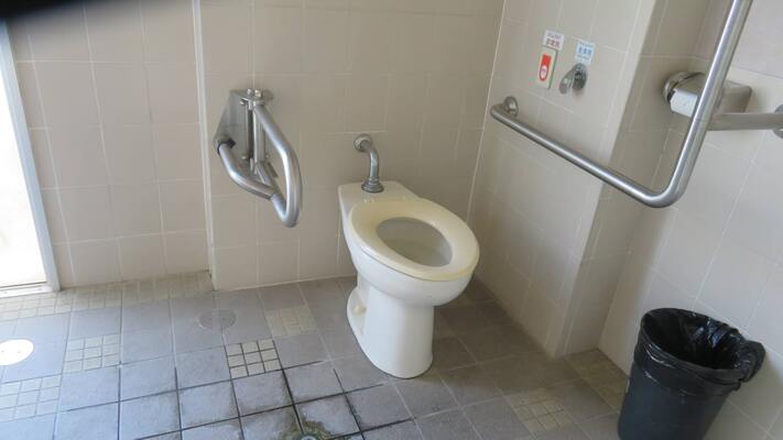車いすトイレの内部写真
