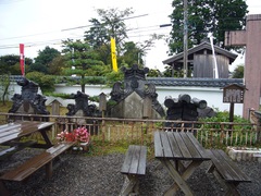 前庭の鬼瓦の写真。大きな鬼瓦は迫力があります。右側は真念寺、中央には宗徳寺の表示があります。