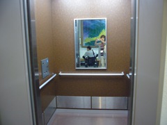 エレベーターの写真。２階へはエレベーターを使って行けます