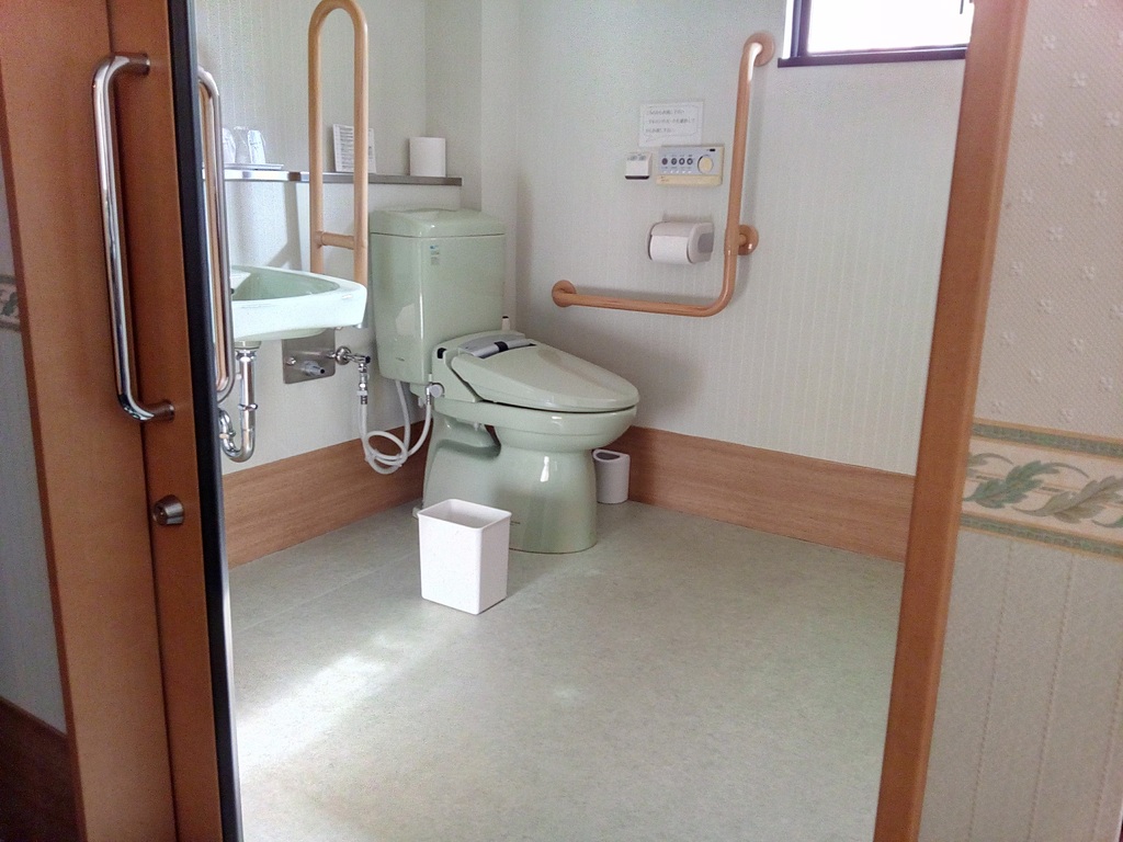バリアフリールームのトイレの写真