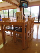 2階お食事処のテーブル席の写真。4本足のテーブルは車いすでも膝が当たらず席に着けます