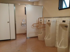 2階のトイレの写真。一般用トイレは広くなっています